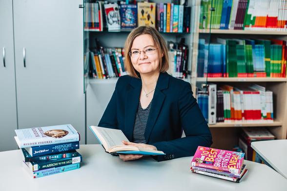 Prof. Dr. Gardemann sitzt an einem Tisch mit Büchern