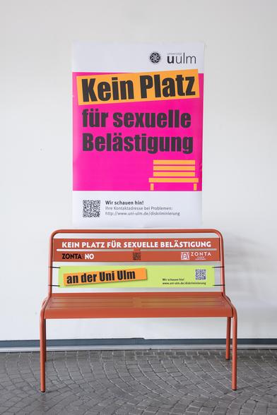 Orangefarbene Bank an der Uni Ulm als Zeichen gegen sexuelle Belästigung 
