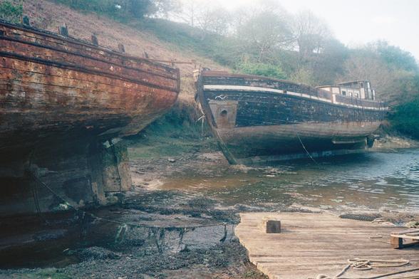 Deux épaves de bateaux échouées.