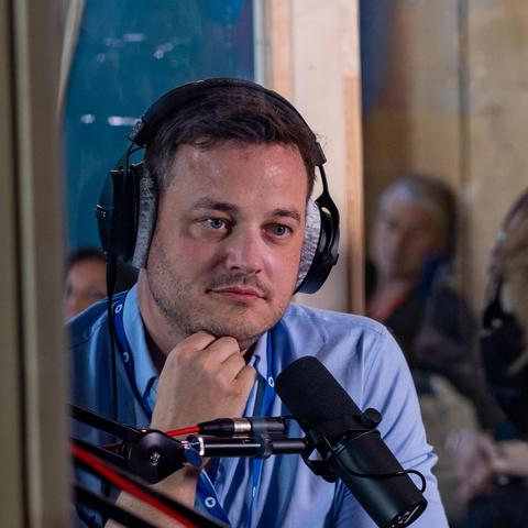 Im Bild Felix Seibert-Daiker mit Kopfhörer und Mikrofon