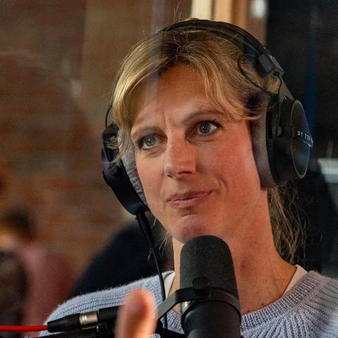 Maja Göpel mit Kopfhörer und Mikrofon