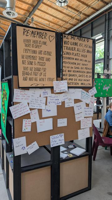 Unsere remember wall auf der re:publica mit Erinnerungskarten an verstorbene Menschen aus unserer Netzgemeinschaft, die vermisst werden.