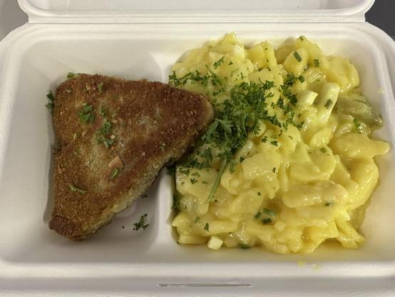 Das Bild zeigt eine Brokkoli-Nussecke und einen Kartoffelsalat.