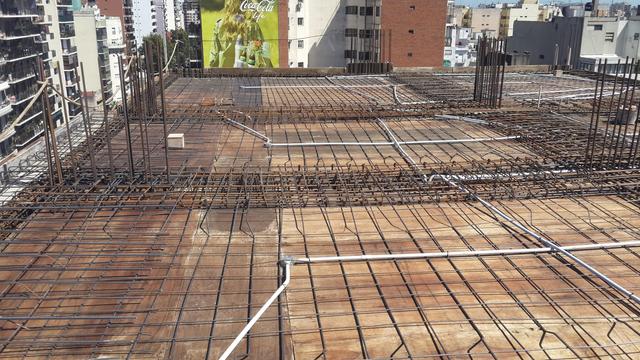 Fotografía de losa en construcción con tendido de cañería eléctrica sobre el encofrado