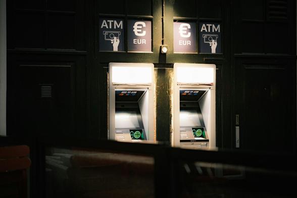 Dunkle Wand mit Bankautomaten