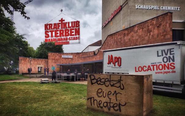 Schriftzug Kraftklub Sterben in Karl-Marx-Stadt. Hängend am Kran überdimensioniert groß vor dem Schauspielhaus in Chemnitz.