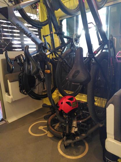 Mon vélo plié qui passe nickel sous 3 vélo qui sont accrochés au niveau de l'emplacement vélo d'un TER Rémi Centre Val de Loire au départ de Paris une veille de grand week-end