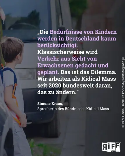 Kleiner 7-jähriger Junge auf seinem Weg zur Schule. Er schaut sich um, um auf die andere Straßenseite zu gehen. Er trägt ein weißes T-Shirt und Shorts. Zitat: „Die Bedürfnisse von Kindern werden in Deutschland kaum berücksichtigt. Klassischerweise