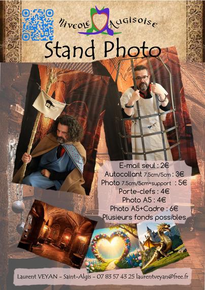 affiche d'un stand photo avec des exemples, un vieux sage assis, un pauvre prisonnier dans une cage, et en bas de l'image les fonds disponibles