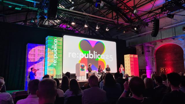 Georg Restle, Nadia Zaboura, Constanze Kurz und Annika Brockschmidt reden auf der Bühne der Re:punlica 2025 über Soziale Netzwerke und einem möglichen Netzwerk des ÖRR.