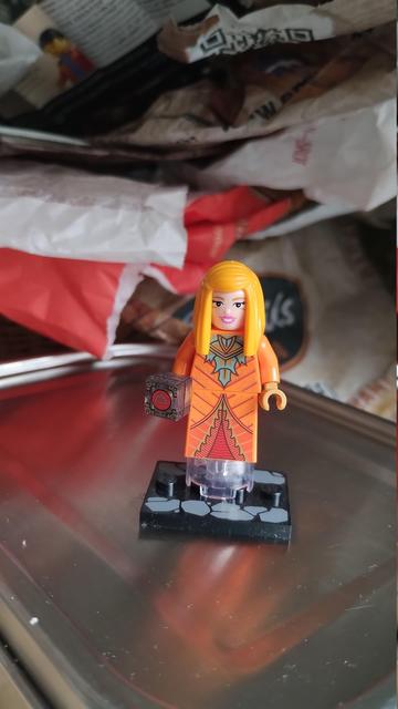 Lego-Minifigur der Lady of Pain mit einem anderen Kopf - Frauenkopf mit blonden Haaren