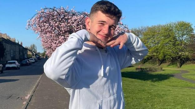 A young man in Scotland near Falkirk went missing. His name is Cole Cooper. Today is the third week he is missing. Police Scotland is appealing for more information.