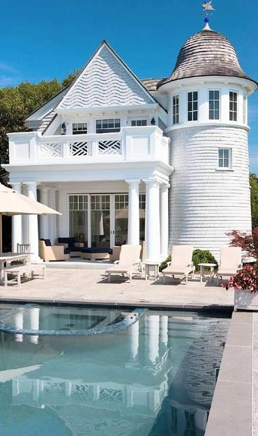 Beautiful white colonial Victorian house with a wonderful pool 