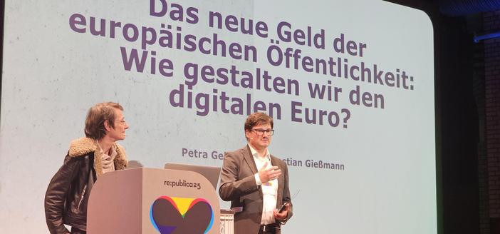 Petra Gehring und Sebastian Gießmann bei der re:publica 2025 in Berlin "Das neue Geld der Öffentlichkeit: Wie gestalten wir den digitalen Euro? Fotografie: Konstantin Aal, CC BY-SA