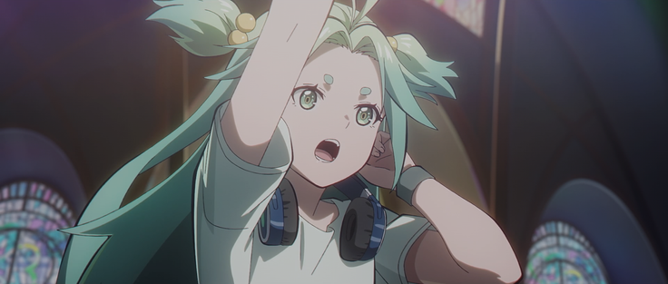Cyan, personagem do anime To Be Hero X, aparece em um momento de ação ou tensão. Ela tem longos cabelos azul-esverdeados presos em maria-chiquinhas com elásticos amarelos e está com expressão determinada, a boca aberta como se estivesse gritando ou falando alto. Veste uma camiseta clara e usa um fone de ouvido grande pendurado no pescoço. Uma das mãos está apoiada na lateral da cabeça e a outra levantada. Ao fundo, há vitrais coloridos, indicando que a cena se passa em um ambiente que lembra uma igreja ou catedral futurista. A iluminação é suave e dramática, com foco na personagem.