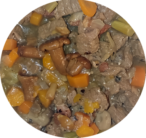 Ragoût de viande coupée en morceaux.