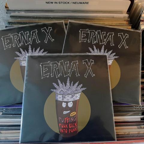 Zu sehen sind 3 Exemplare der 7" Single von Erna X mit einem Comic Cover.