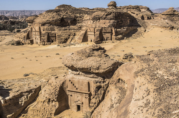 Photo montrant des tombeaux rupestres nabatéens en Arabie Saoudite, il s'agit de la nécropole du Jabal al-Khraymât, un massif rocheux qui s’étend à l’ouest de la cité antique d’Hégra, ont été creusés directement dans le grès, sans échafaudage – faute de bois. Crédit: Hubert RAGUET / Mission archéologique de Madâin Sâlih / CNRS Images
