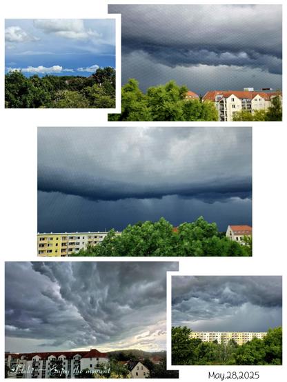 Das Bild ist eine Collage aus fünf Fotos eines Gewitters vom 28. Mai 2025.
Oben links: Ein kleineres Bild zeigt einen Himmel mit weißen und dunkleren, grauen Wolken über Baumkronen. Es deutet einen aufkommenden Sturm an.
Oben rechts: Dieses größere Bild zeigt eine imposante, rollenartige, dunkle Wolkenformation (wahrscheinlich eine Shelf Cloud) über Hausdächern und Bäumen. Die Wolken sind sehr dunkel und bedrohlich.
Mitte: Das größte Bild fokussiert sich auf die Shelf Cloud. Sie ist massiver und bedrohlicher dargestellt, mit einer wellenförmigen Unterkante. Die Wolken sind tief dunkelgrau bis schwarz. Unterhalb sind Baumreihen und Gebäude zu sehen.
Unten links: Ein Bild zeigt zelluläre, beulenartige Mammatus-Wolken in dunklem Grau über Hausdächern und einer hügeligen Landschaft. Die gedämpfte Beleuchtung verstärkt die dramatische Stimmung.
Unten rechts: Dieses kleinere Bild zeigt eine dunkle, ausgedehnte Wolkendecke, die den Himmel fast vollständig bedeckt. Im unteren Teil sind dichte Baumkronen und Wohngebäude zu sehen. Die Stimmung ist düster.
Die Collage fängt verschiedene Phasen und Erscheinungsformen eines Gewitters ein, von der Annäherung einer Böenwalze bis zu dramatischen Wolkenformationen, die eine intensive und bedrohliche Atmosphäre über städtischer oder halbstädtischer Landschaft schaffen.