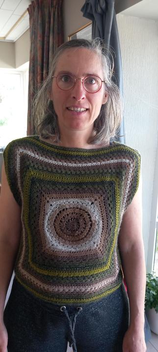 T-shirt crocheté dans les tons marron vert beige