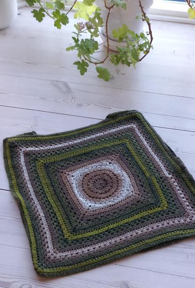 Un top fait de 2 carrés en crochet dans les tons marron vert et beige