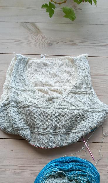 Haut de robe en tricot, à finir...