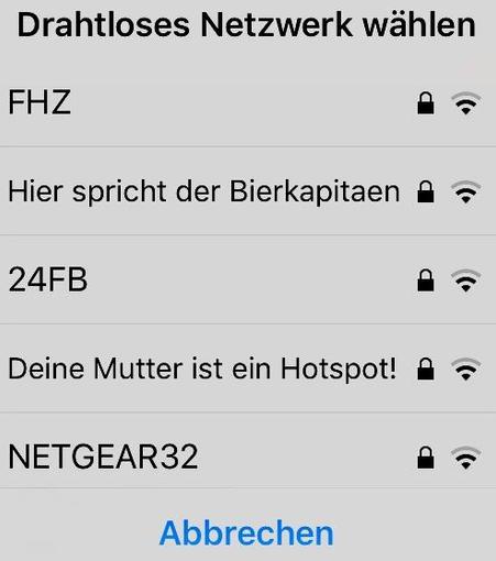 Screenshot der WiFis in der Umgebung. Unter anderem sind die Namen: Hier spricht der Bierkapitän und Deine Mutter ist ein Hotspot!