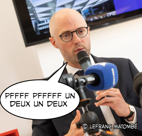Montage humoristique représentant David Leisterh tenant un micro devant plusieurs autres micros de presse. Une bulle de bande dessinée sort de sa bouche avec les mots : « PFFFF PFFFF UN DEUX UN DEUX ».