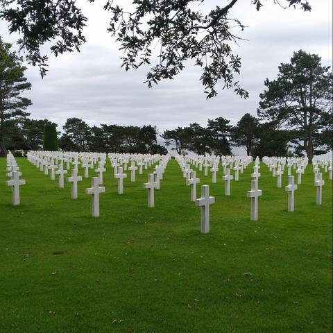 Cimetière US de Normandie, vue de biais, par temps gris.