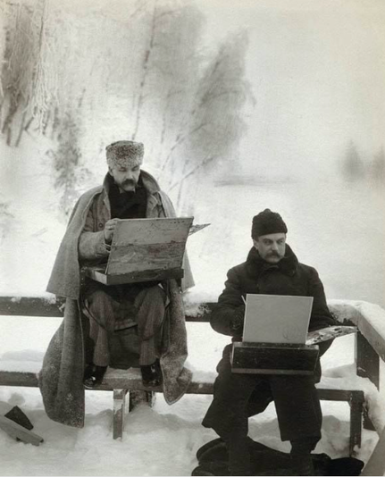 Axel Gallen-Kallela ja Albert Edelfelt maalaamassa lumisella laiturilla. Gallen-Kallelan sylissä maalausalusta, joka muistuttaa avauttua läpääriä, Edelfeltillä taas printteriä muistuttava välineistö.