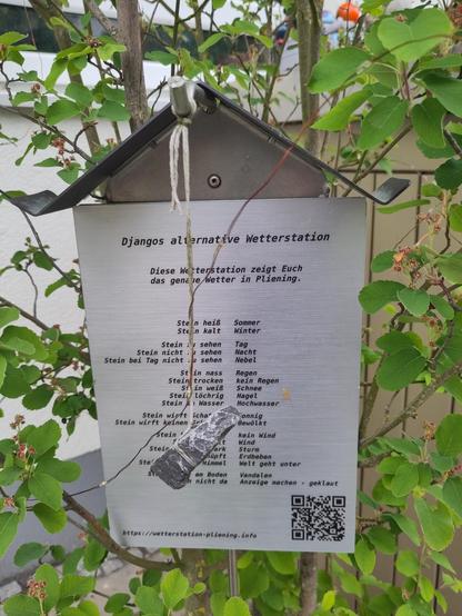 Photo von Djangos alternativer Wetterstation
Ein Stein baumelt an einem Faden vor einem Schild auf der zu lesen ist, wie das Wetter vor Ort ist.
https://wetterstatiom-pliening.info