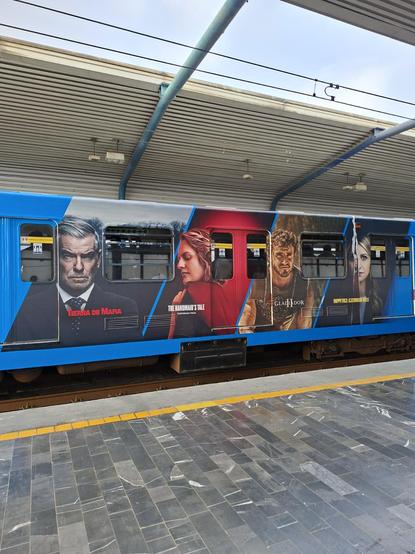 Metro de la ciudad con publicidad del cuento de la criada