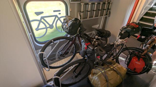 2 vélos et d'autres dans un train suisse
