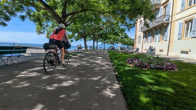 Les bords du lac de Neuchâtel et une cycliste au grand angle