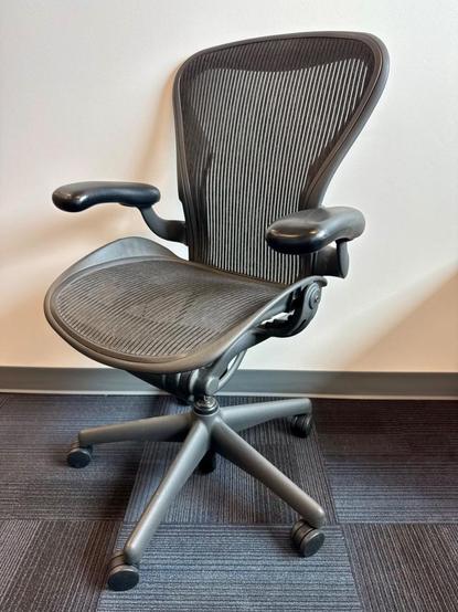 Lot # 3 - Herman Miller Aeron Office Chair – Classic Ergonomic Design #2