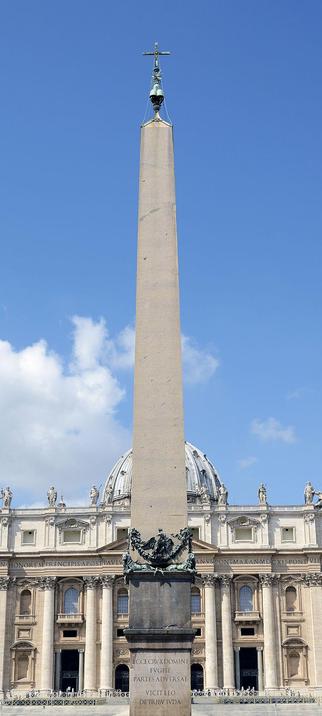 Antiker Obelisk auf dem Petersplatz