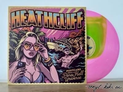 Das Bild zeigt ein farbenfrohes Albumcover mit dem Titel "HEATHCLIFF" mit einer Retro-Illustration einer Frau, die eine Sonnenbrille trägt und ein Telefon in der Hand hält, neben einem Mann auf einem Boot in einer tropischen Umgebung. Eine rosa Schallplatte befindet sich neben dem Cover.