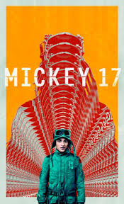 Cartaz original do filme, tem um fundo amarelo e vermelho vibrante, com um efeito visual distorcido. Um pouco acima do  centro, o título do filme, "MICKEY 17", na parte inferior, há a imagem de um homem, personagem principal do filme Robert Pattinson usando um traje espacial completo, com capacete e óculos de proteção.
