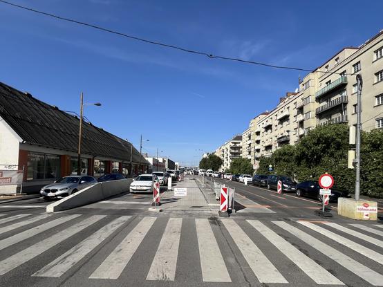 Baustelle am Margaretengürtel zur Sanierung der Untergrund-Straßenbahn, mehrspurige "Stadtautobahn", mittlere Fahrspuren für Baustelle gesperrt, im Hintergrund Wohnhäuser
