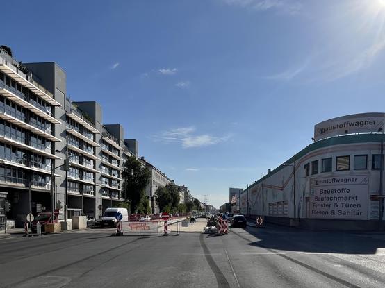 Baustelle am Margaretengürtel zur Sanierung der Untergrund-Straßenbahn, mehrspurige "Stadtautobahn", mittlere Fahrspuren für Baustelle gesperrt, im Hintergrund Wohnhäuser