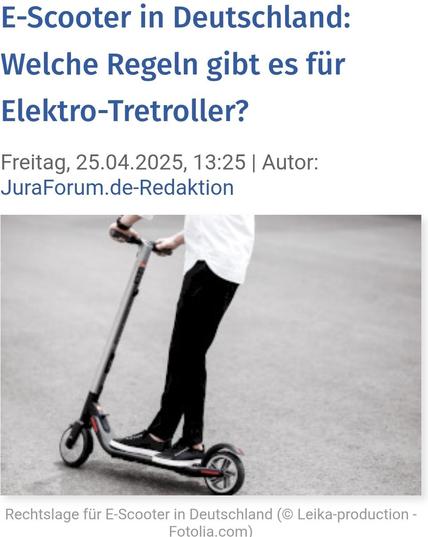 Das Bild zeigt eine Person, die keinen Elektro-Scooter, sondern einen Tretroller fährt. Der Fokus liegt auf dem unteren Teil des Bildes, wobei der Roller und die Beine der Person deutlich sichtbar sind. Die Person trägt eine schwarze Hose und schwarze Turnschuhe. Der Scooter ist schwarz mit silbernen Akzenten. Im Hintergrund ist die Straße zu sehen, die sich in der Ferne verjüngt.

Über dem Bild befindet sich ein Text, der die folgenden Informationen enthält: "E-Scooter in Deutschland: Welche R…