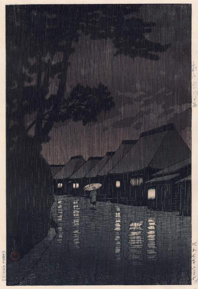 Grabado ukiyo-e de una estampa lluviosa en la q se ve una calle en el centro que refleja las luces de una hilera de casas, una figura de una persona bajo un paraguas andando por la calle de espaldas y a la izquierda unos arboles q enmarcan la composicion