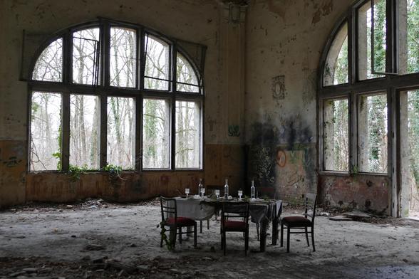 Beelitzer Heilstätten mit grossen Fenstern im Speisesaal