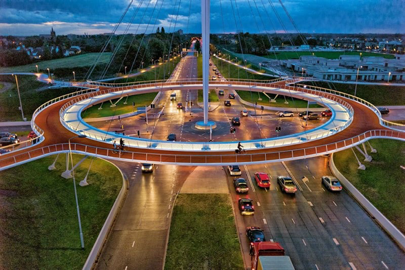 This picture shows a nicely design roundabout with room for cyclists, walking and cardriving 