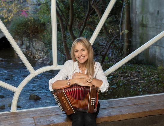 Sharon Shannon posant assise avec son accordéon sur les genoux