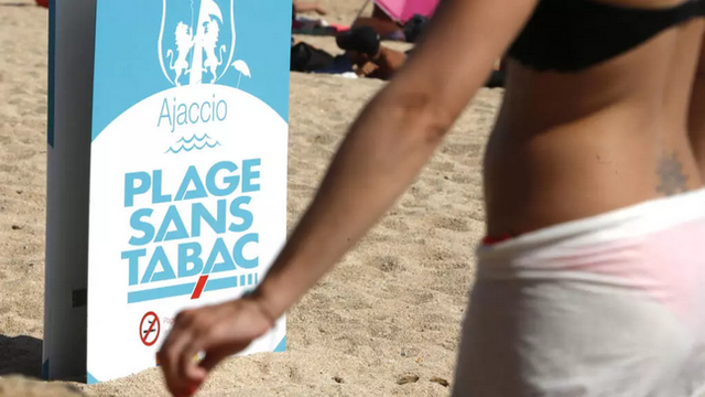 La cigarette sera interdite, à partir du 1er juillet 2025, partout "où il y a des enfants", notamment sur l'ensemble des plages françaises.