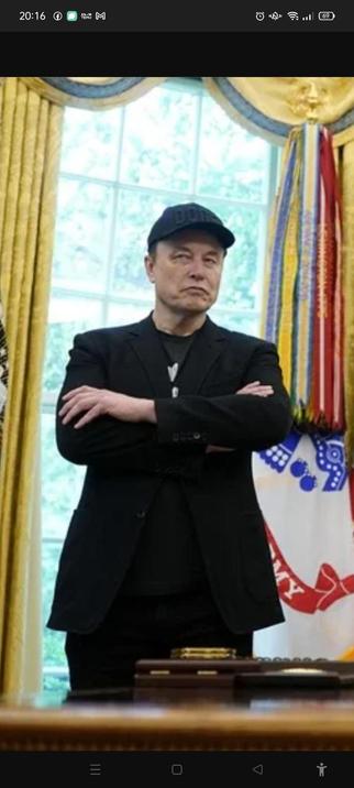 Imagen de Musk vestido de negro y con gorra negra con un ojo morado y cara muy seria y gesto tenso