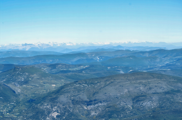 Les montagnes visibles depuis le sommet du Mont Ventoux, en direction de l'est.