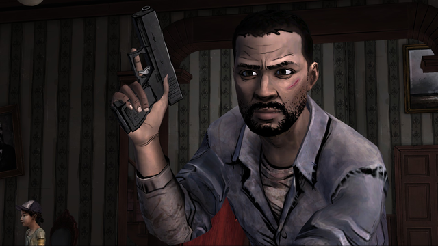 Cena do jogo The Walking Dead, da Telltale. Em primeiro plano, o personagem Lee Everett aparece segurando uma pistola com expressão séria e determinada. Ele está ferido, com um arranhão no rosto e roupas sujas. Ao fundo, em segundo plano, está a personagem Clementine, uma criança de boné e camiseta clara, parcialmente visível e olhando para a esquerda. O cenário é o interior de uma casa com papel de parede listrado e móveis antigos, transmitindo um clima tenso e sombrio. O estilo visual é em cel shading, característico da série.