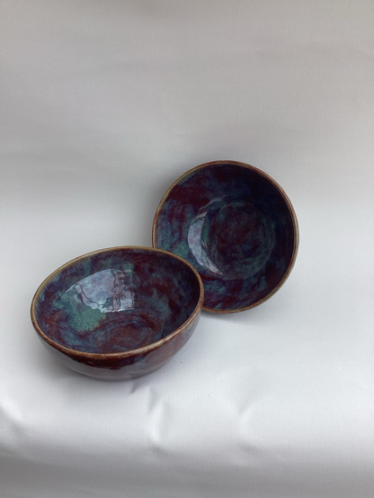 2 Schalen mit Glasur die dunkelviolett und blaugrün schimmert